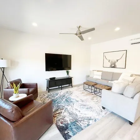 New Family-Friendly Townhome W/ Pool & Hot Tub